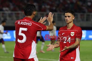 Eliano Reijnders (kanan), melihat mimpinya bermain di Piala Dunia 2026 berantakan setelah Timnas Indonesia kalah dari Arab Saudi. 