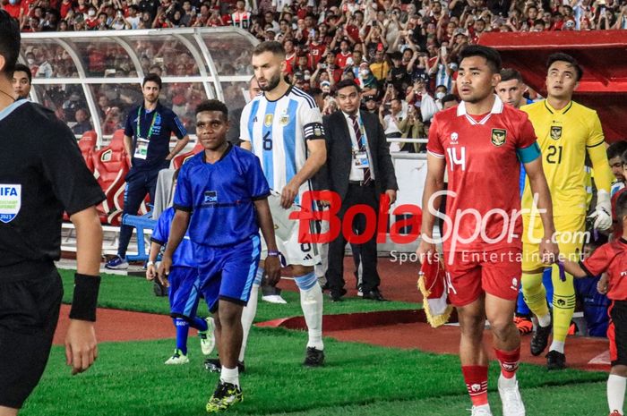 Sejumlah pemain Papua Football Academy turut menjadi player escort saat laga FIFA Matchday timnas Indonesia versus timnas Argentina di Stadion Utama Gelora Bung Karno, Senayan, Jakarta, Selasa (20/6/2023) malam.