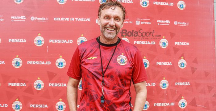 Pelatih Persija Jakarta, Thomas Doll, nampak sumringah saat ditemui di Lapangan Nirwana Park, Sawangan, Jawa Barat, 15 Juni 2022.