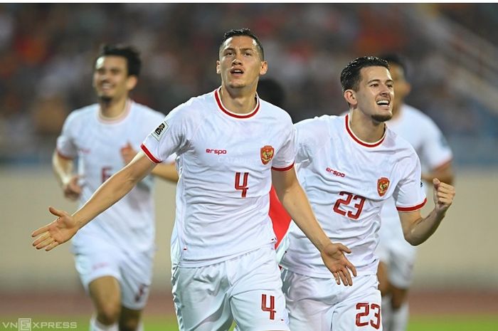 Bek Timnas Indonesia Jay Idzes (tengah) selebrasi gol ke gawang Vietnam dalam Kualifikasi Piala Dunia 2026 di Stadion My Dinh, Hanoi, 26 Maret 2024.