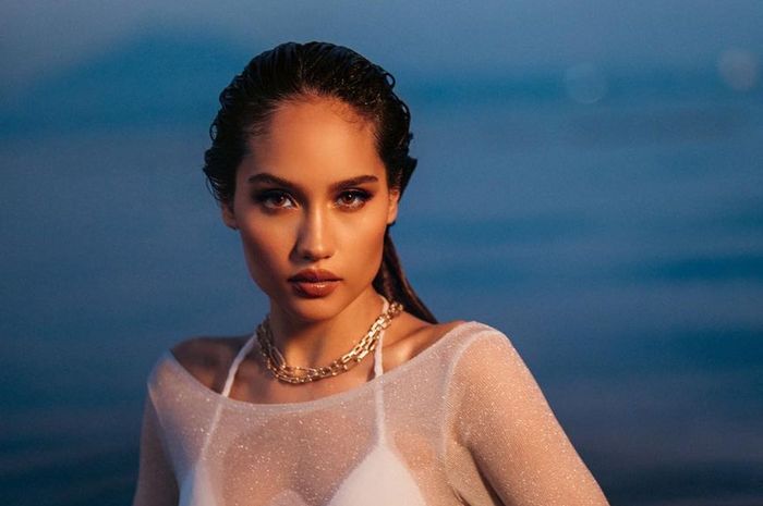 Penampilan Cinta Laura dalam pemotretan di kolam renang.