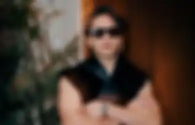 Genderless Fashion Jefri Nichol Terinspirasi dari Busana Gitaris RHCP?