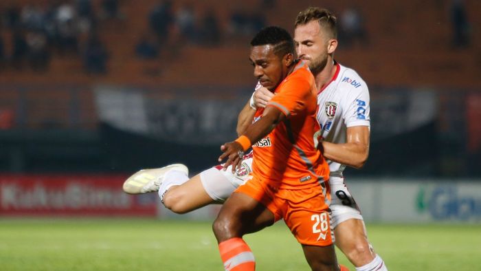 Pemain Borneo FC, Terens Puhiri (orange), berduel dengan penyerang Bali United Ilija Spasojevic (putih) dalam lanjutan Liga 1 2019 di Stadion Segiri, Samarinda, Jumat (18/10/2019).