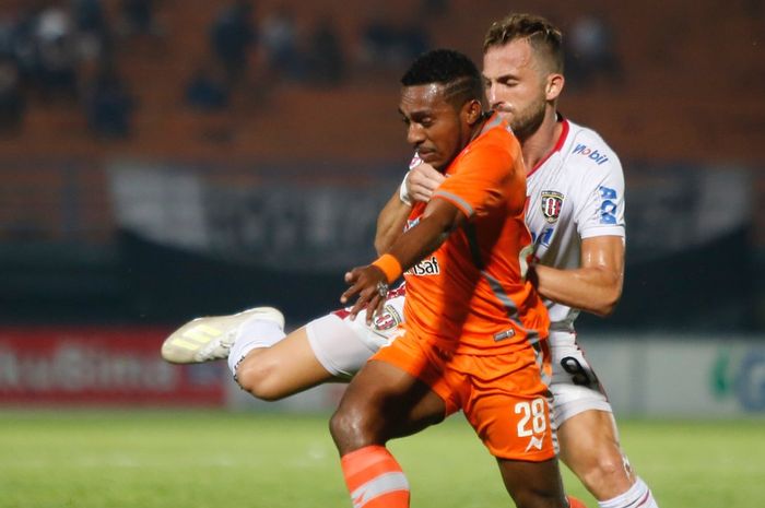 Pemain Borneo FC, Terens Puhiri (orange), berduel dengan penyerang Bali United Ilija Spasojevic (putih) dalam lanjutan Liga 1 2019 di Stadion Segiri, Samarinda, Jumat (18/10/2019).