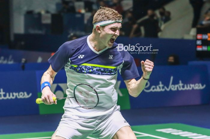 Pebulu tangkis tunggal putra Denmark, Viktor Axelsen, meluapkan ekspresinya saat menghadapi Anthony Sinisuka Ginting (Indonesia) di perempat final Indonesia Open 2022 di Istora Gelora Bung Karno, Senayan, Jakarta, 17 Juni 2022.