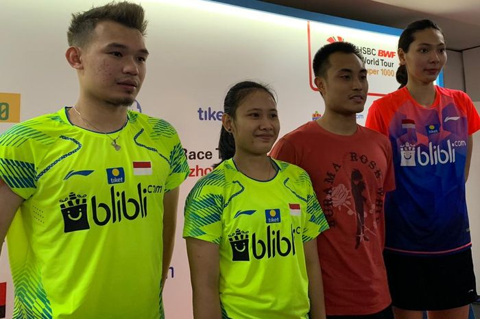 Dua pasang ganda campuran Indonesia, Rinov Rivaldy/Pitha Haningtyas Mentari dan Hafiz Faizal/Gloria Emanuelle Widjaja usai saling bertemu pada laga babak pertama Indonesia Open 2019 di Istora Senayan, Jakarta, Rabu (17/7/2019).