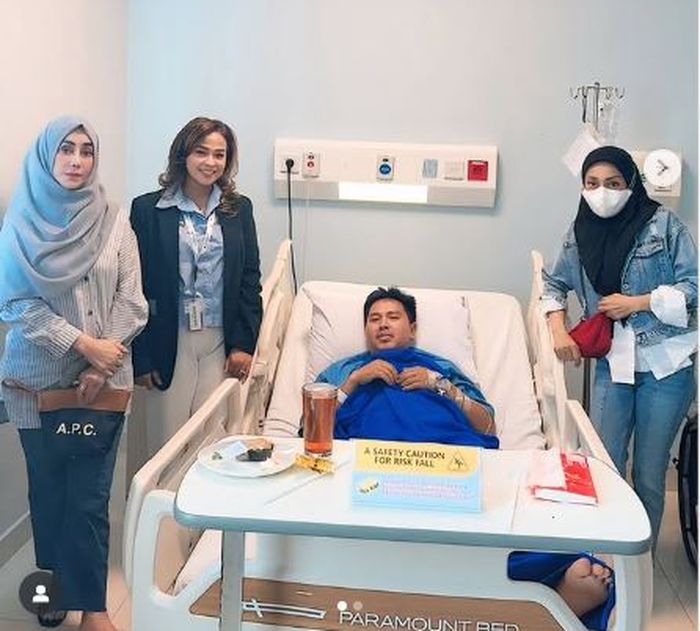 Amy Qanita jenguk sopir Raffi Ahmad yang kecelakaan