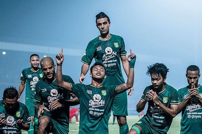 Pemain Persebaya Surabaya merayakan gol yang dicetak Osvaldo Haay saat melawan Kalteng Putra pada pekan ke-18 Liga 1 2019.