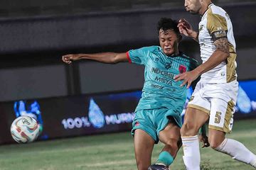 Aksi Esal Sahrul di laga Persita Tangerang melawan Barito Putera pada pekan ke-13 Liga 1 2023/2024.
