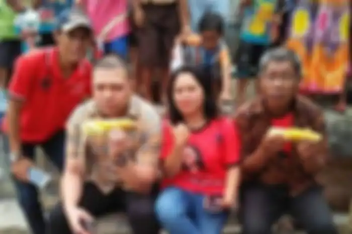 Pengusaha Raul Lemos memamerkan foto makan jagung bareng pendukung istrinya, Krisdayanti (KD). Kini gaji KD sebagai anggota DPR jadi sorotan.