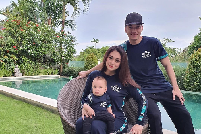 Celine Evangelista bersama Stefan William dan putra bungsunya