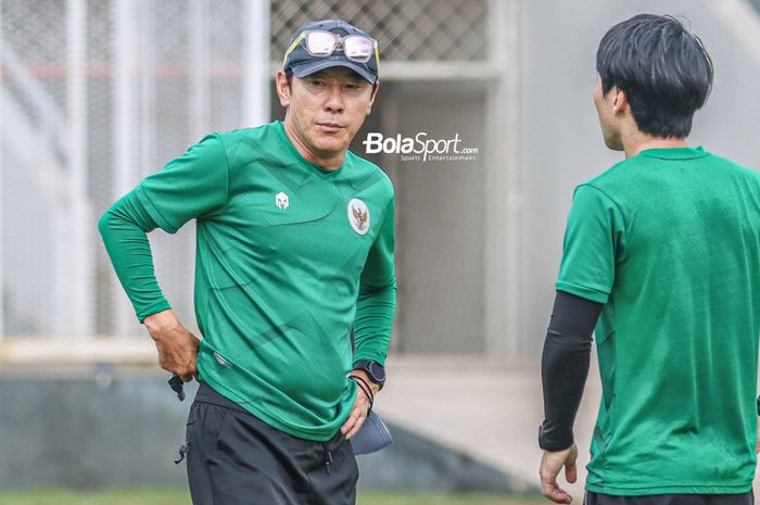 Pelatih timnas Indonesia, Shin Tae-yong (kiri), saat memimpin latihan anak asuhnya di Stadion Madya, Senayan, Jakarta, 2 Maret 2022.