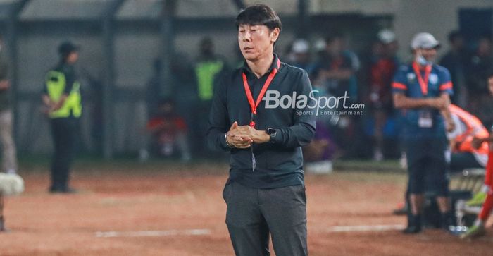 Pelatih timnas Indonesia, Shin Tae-yong, sedang mengamati para pemainnya saat bertanding di Stadion Si Jalak Harupat, Bandung, Jawa Barat, 1 Juni 2022.