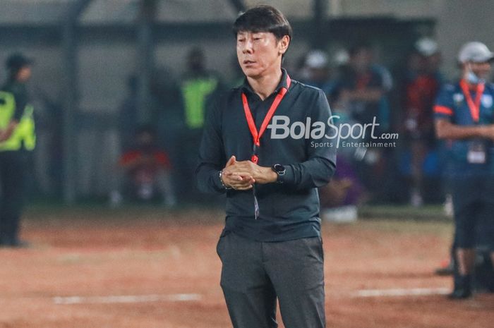 Pelatih timnas Indonesia, Shin Tae-yong, sedang mengamati para pemainnya saat bertanding di Stadion Si Jalak Harupat, Bandung, Jawa Barat, 1 Juni 2022.