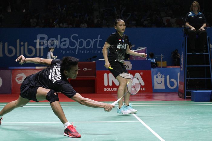 Pebulutangkis ganda campuran Indonesia Tontowi Ahmad/Winny Oktavina Kandow saat melawan pebulutangkis ganda campuran India Satwiksairaj Rankireddy/Ashwini Ponnapa dalam turnamen bulutangkis Indonesia Open 2019 di Senayan, Jakarta, Senin (16/7/2019) Tontowi Ahmad/Winny Oktavina Kandow berhasil maju k