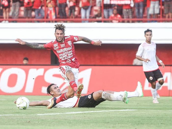 Aksi Stefano Lilipaly saat membela Bali United melawan Persija Jakarta pada babak delapan besar Piala Indonesia 2018 di Stadion Kapten I Wayan Dipta, Bali, Jumat (26/4/2019).