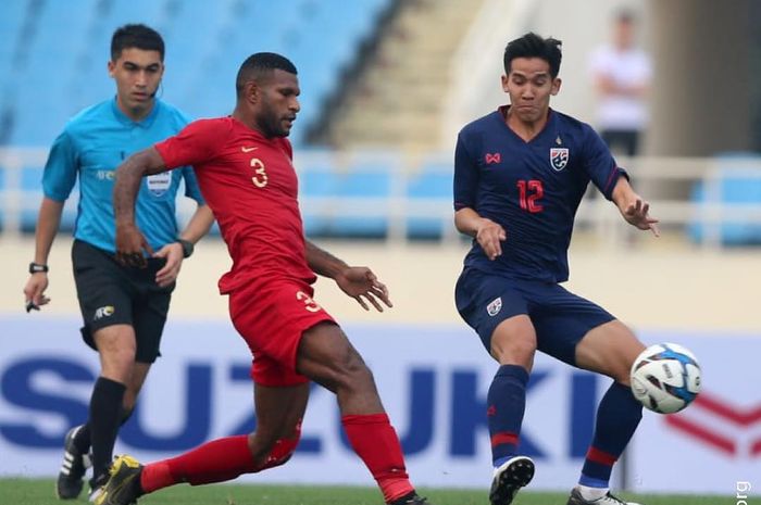 Striker timnas U-23 Indonesia, Marinus Wanewar, saat berebut bola dengan pemain Thailand di Kualifikasi Piala Asia U-23 2020.