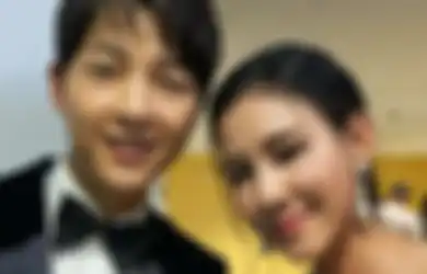 Shenina Cinnamon Pamer Selfie Bareng Song Joong Ki di Busan International Film Festival