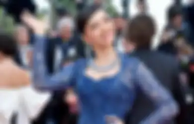 Raline Shah Pakai Kebaya Biru di Festival Cannes 2023 Elegan nan Ayu