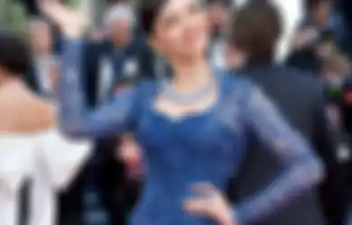 Raline Shah Pakai Kebaya Biru di Festival Cannes 2023 Elegan nan Ayu