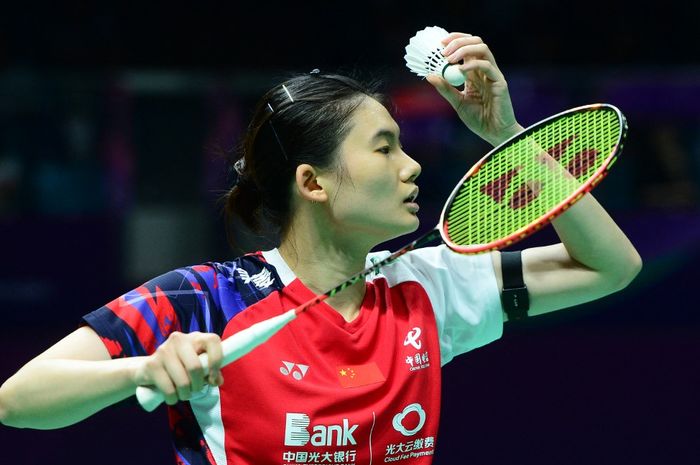 Tunggal putri China, Han Yue, melakukan servis kepada Wen Yu Zhang dari Kanada pada pertandingan Uber Cup 2024 di Chengdu, China, 28 April 2024.