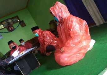 Terbungkus Jas Hujan dan Tertutup Masker, Sepasang Pengantin Asal Temanggung Nekat Gelar Akad di Tengah Pandemi Corona, Fotonya Viral!