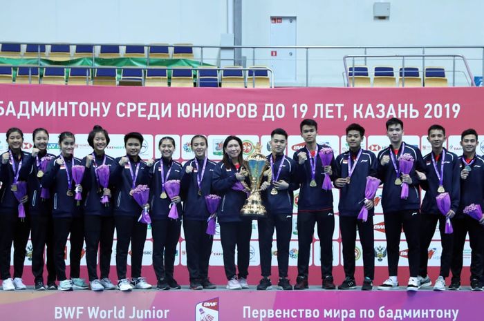 Tim bulu tangkis Indonesia berpose dengan Piala Suhandinata setelah mengalahkan China 3-1 pada final beregu Kejuaraan Dunia Junior 2019 di Kazan, Rusia, Sabtu (5/10/2019).