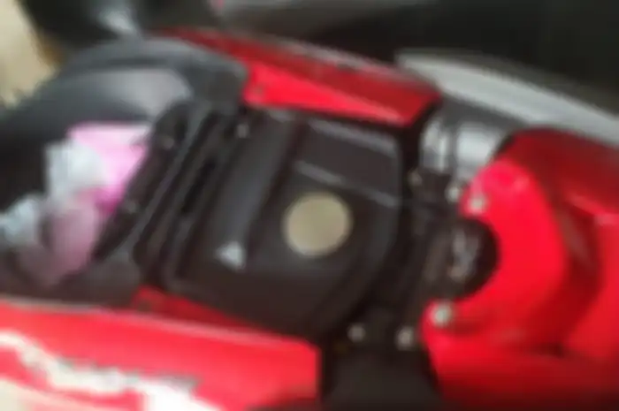 Modifikasi motor Yamaha LEXi LX 155 pakai tangki custom.