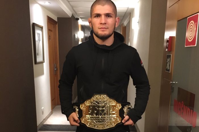 Unggahan Khabib Nurmagomedov yang memamerkan sabuk gelar juara kelas ringan UFC pada 2016 lalu.