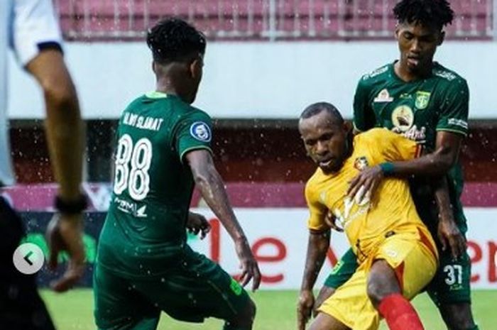 Duel Pemain Persik Kediri dan Persebaya