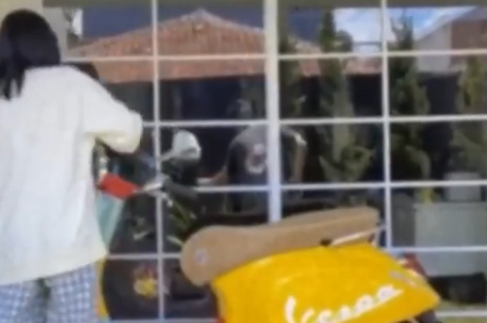 Wuih Isyana Sarasvati Punya Vespa Primavera Sean Wotherspoon, Saking Senangnya Sampai Buka Plastiknya Sendiri!
