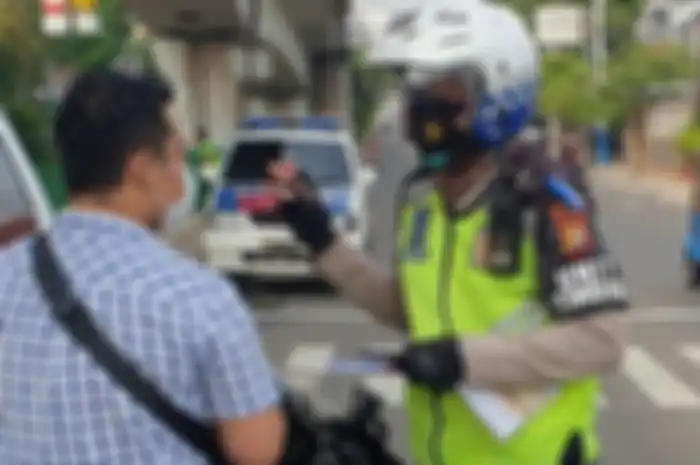 Ilustrasi pemotor kena sanksi tilang karena melanggar aturan lalu lintas.