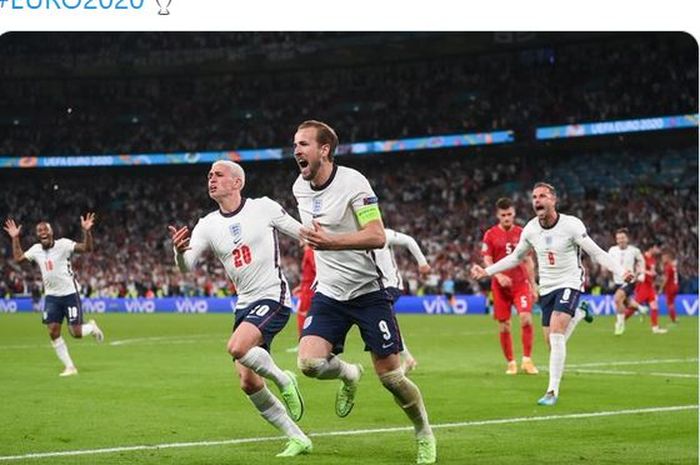 Striker timnas Inggris, Harry Kane, merayakan gol ke gawang timnas Denmark dalam laga semifinal EURO 2020 di Stadion Wembley, Rabu (7/7/2021).