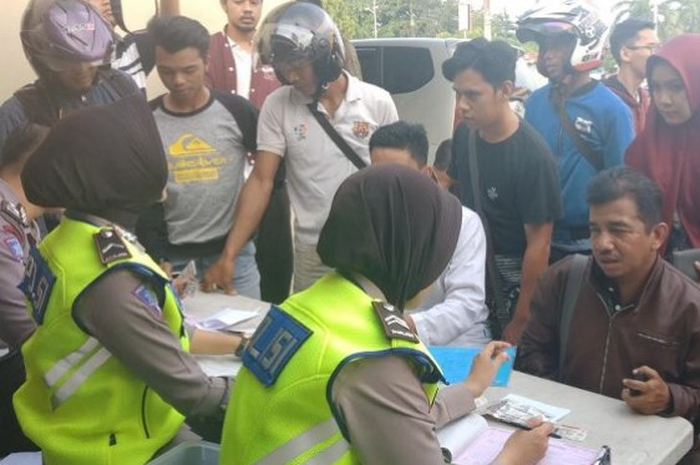 Ilustrasi tilang  untuk pemotor yang melanggar dan sidang di tempat.