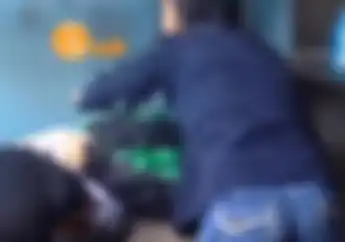 Video Driver Ojol Terkapar Gak Sadarkan Diri Tubruk Belakang Truk, Kepala Mengucur Darah