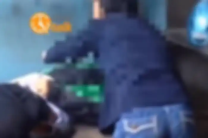 Driver ojol terkapar usai tabrak belakang truk yang mundur.