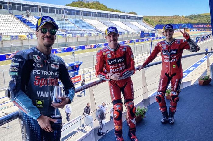 Para penghuni podium balapan MotoGP Spanyol 2021 (dari kiri ke kanan), Franco Morbidelli, Jack Miller, dan Francesco Bagnaia.