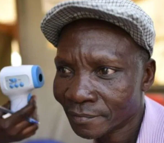 Joe Rwamirama, pria Uganda yang disebut-sebut bisa membunuh nyamuk dengan kentutnya.