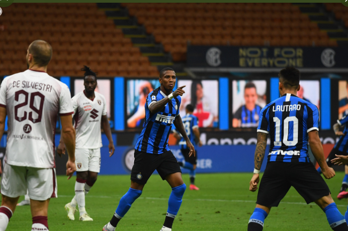 Pemain Inter Milan, Ashley Young (tengah) saat merayakan gol yang ia cetak ke gawan Torino di pekan ke-32 Liga Italia, Selasa (14/7/2020) dini hari WIB.