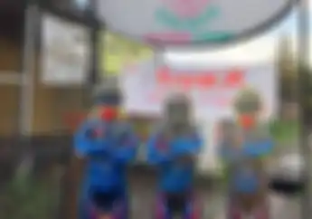 Kocak, Demam WSBK Mandalika 2022 Restoran Mie Pedas Lombok Tempel Foto Pembalap