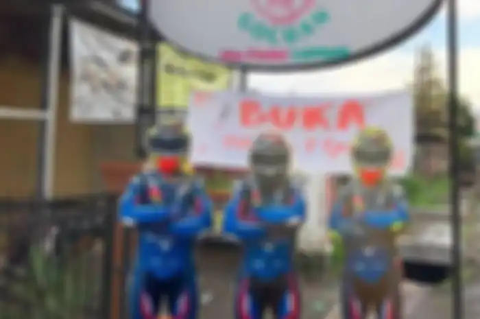 Unik, resto atau angkringan Gocuan Mie Pedas Lombok pasang foto pembalap saat WSBK Mandalika 2022.