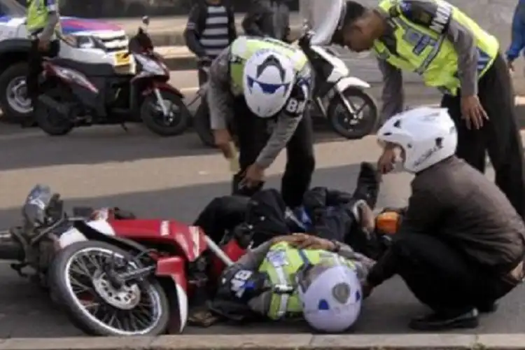 Polisi Ditabrak Pelaku Balap Liar Di Depok, Kaki Sampai Enggak Bisa Digerakkan