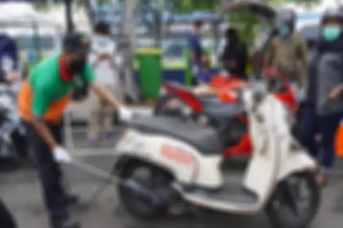Tilang uji emisi menuai berbagai reaksi, polisi dan Pemprov DKI berbeda pendapat.