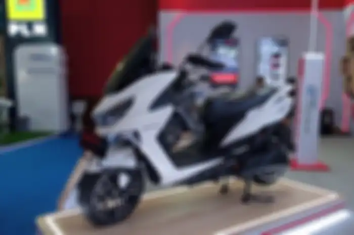 Harga motor listrik murah meriah salah satunya Polytron Fox R yang dapat subsidi pemerintah.