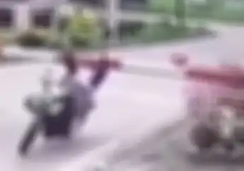 Tegang.. Video Pemotor Tabrak Palang Pintu Kereta, Untung Ada Pahlawan Datang