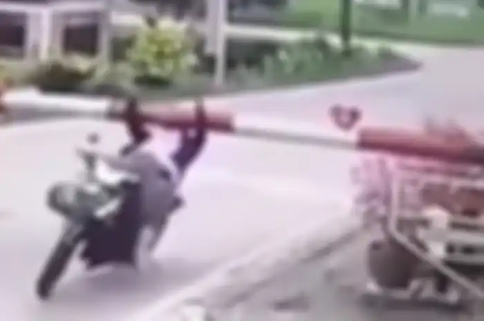 Pemotor tabrak palang pintu kereta