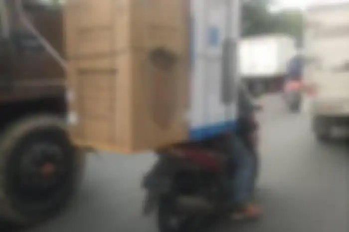  Jangan Nekat Membawa Barang Besar di Motor, Ini Alasannya