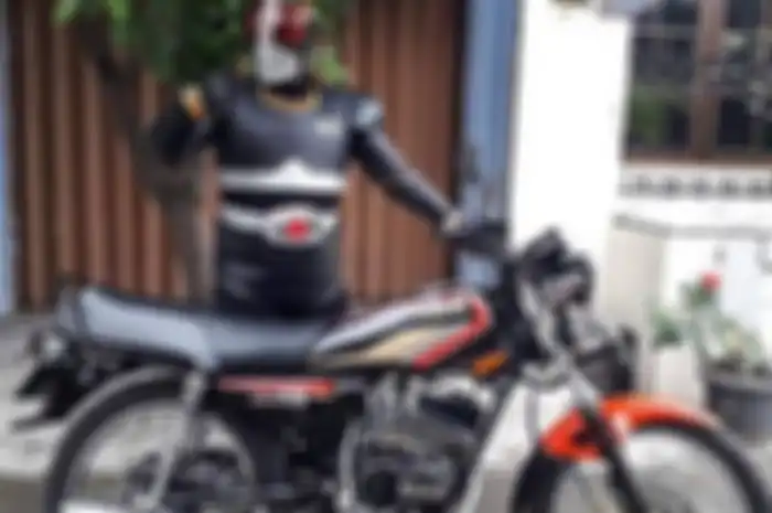 Ksatria Baja Hitam ikut mejeng di motor Yamaha RX King.