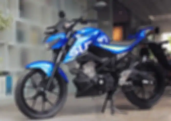 Suzuki GSX-S150 punya headlamp yang nyentrik, dan joknya menganut split seat