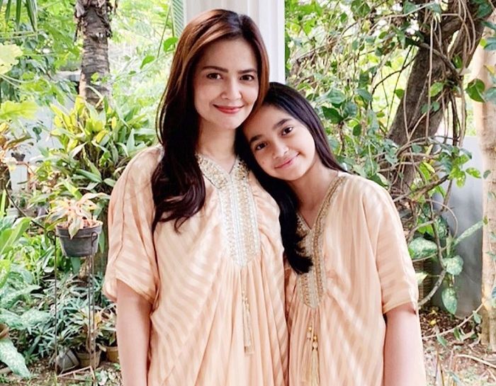 Potret Cut Tari dengan sang putri, Sydney Azkassyah 